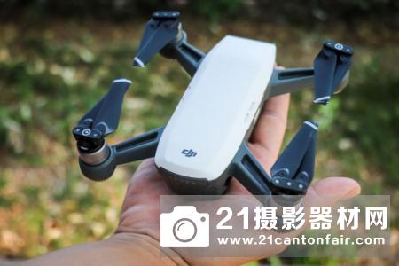 不用遥控器也能飞 DJI大疆SPARK掌上无人机评测