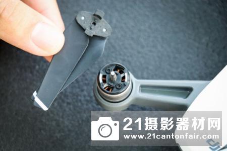 不用遥控器也能飞 DJI大疆SPARK掌上无人机评测