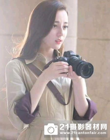 尼康中国代言人迪丽热巴手持新相机曝光