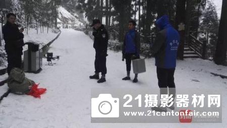 男子爬雪山被困 无人机助救