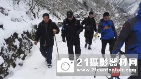 男子爬雪山被困 无人机助救