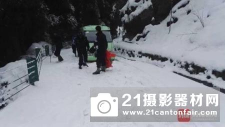 男子爬雪山被困 无人机助救