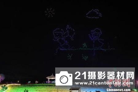 500架无人机编队表演点亮无锡拈花湾夜空和游客互动